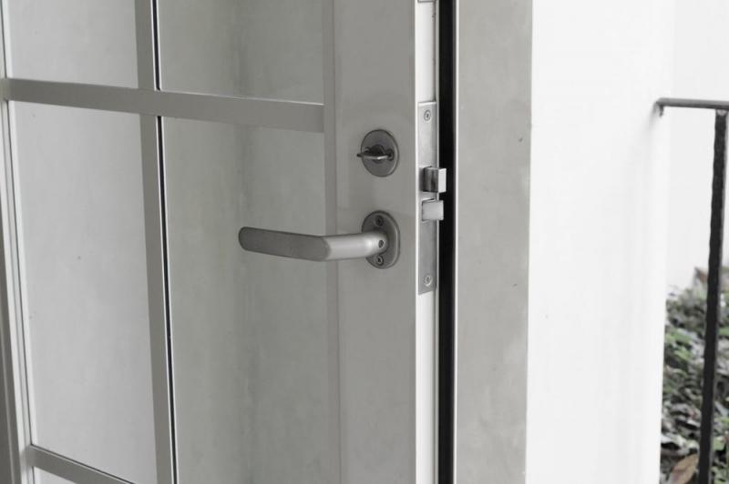 Poser une porte d'entr&eacute;e alu isole mieux pr&egrave;s de Sarreguemines